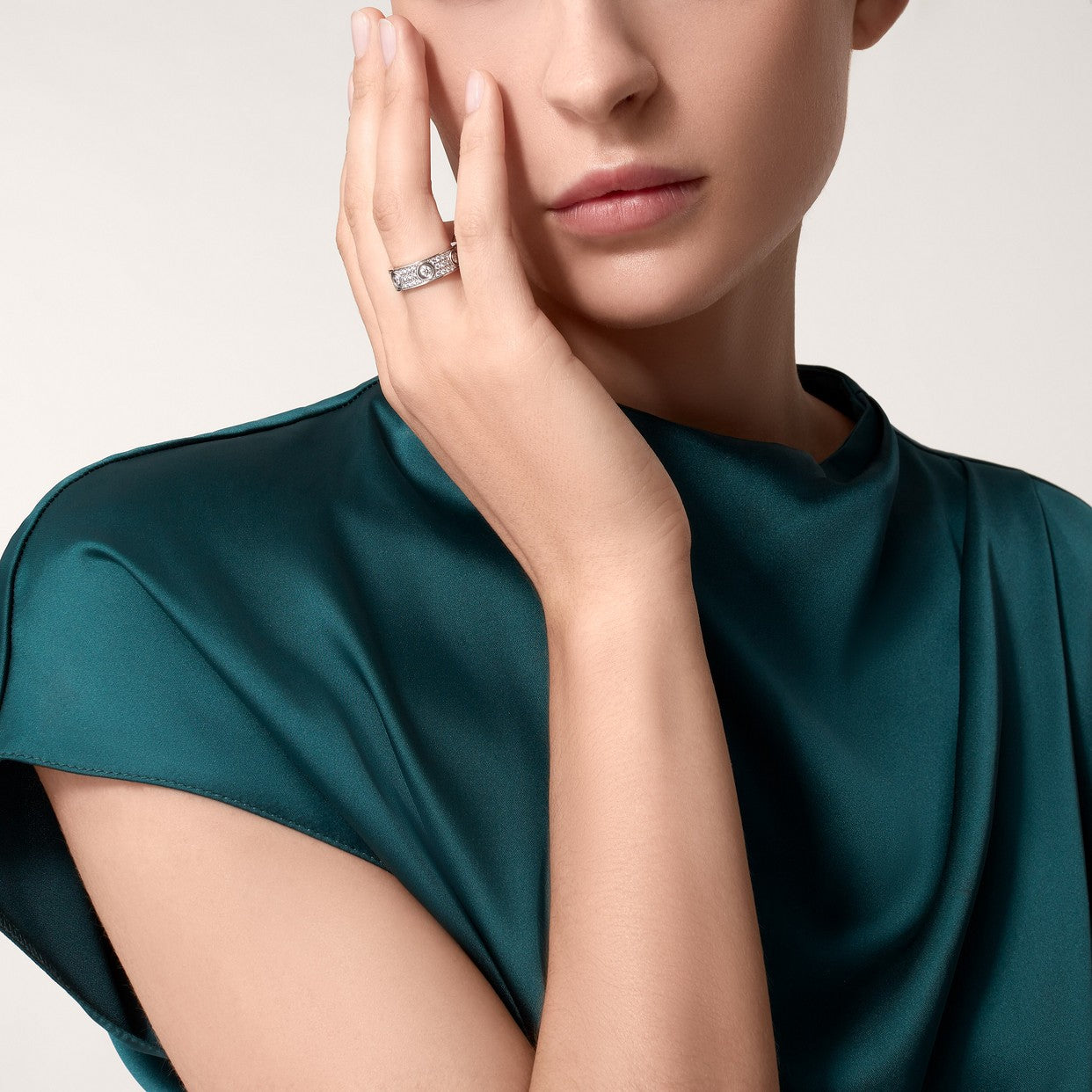 BAGUE CARTIER LOVE MODÈLE CLASSIQUE PAVÉE 6 DIAMANTS WHITE GOLD