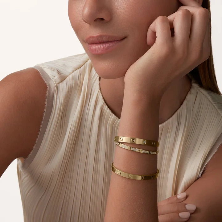 Ensemble deux pièces de la collection LOVE – un bracelet serti de 4 diamants et une bague sertie de 8 diamants