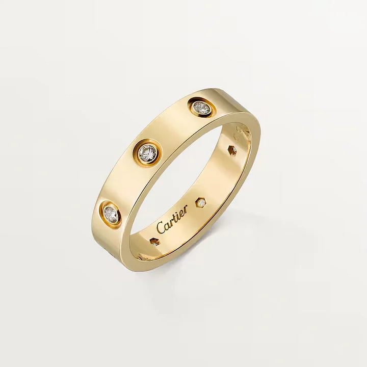 Ensemble deux pièces de la collection LOVE – un bracelet serti de 4 diamants et une bague sertie de 8 diamants