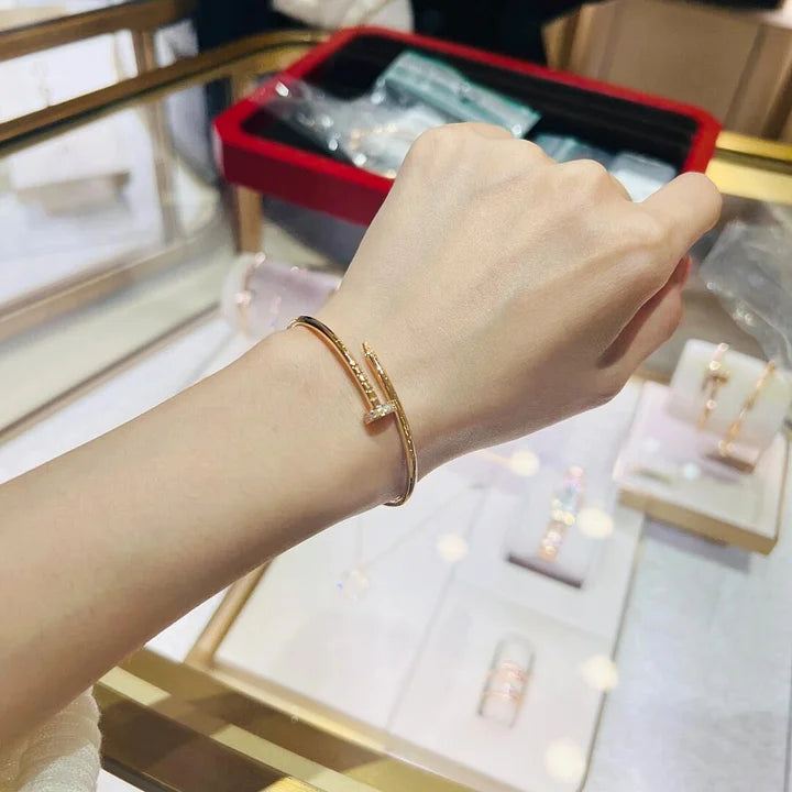 Ensemble de la collection « Juste un Clou » – bracelet et bague en diamants, style classique