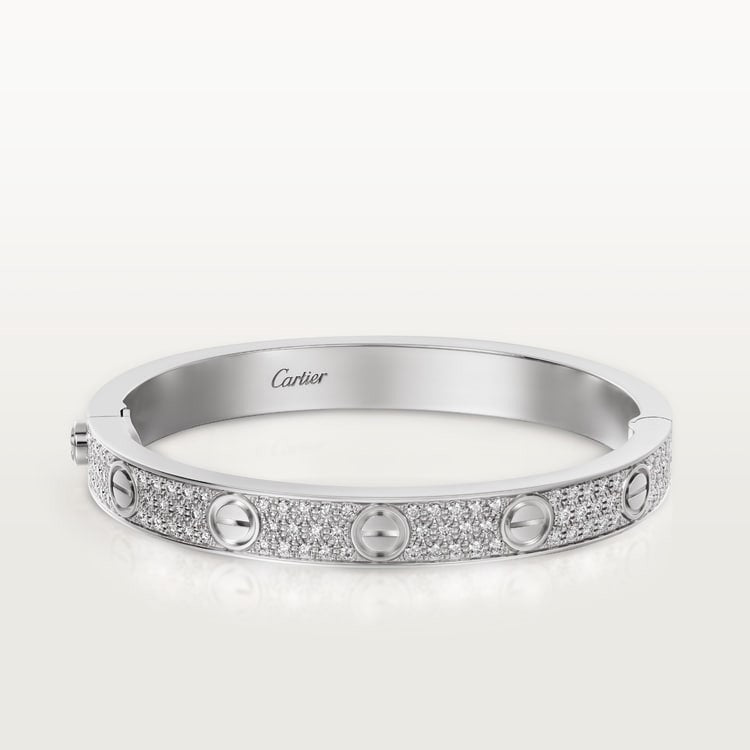 Ensemble deux pièces de la collection LOVE : un bracelet pavé classique et une bague pavée.