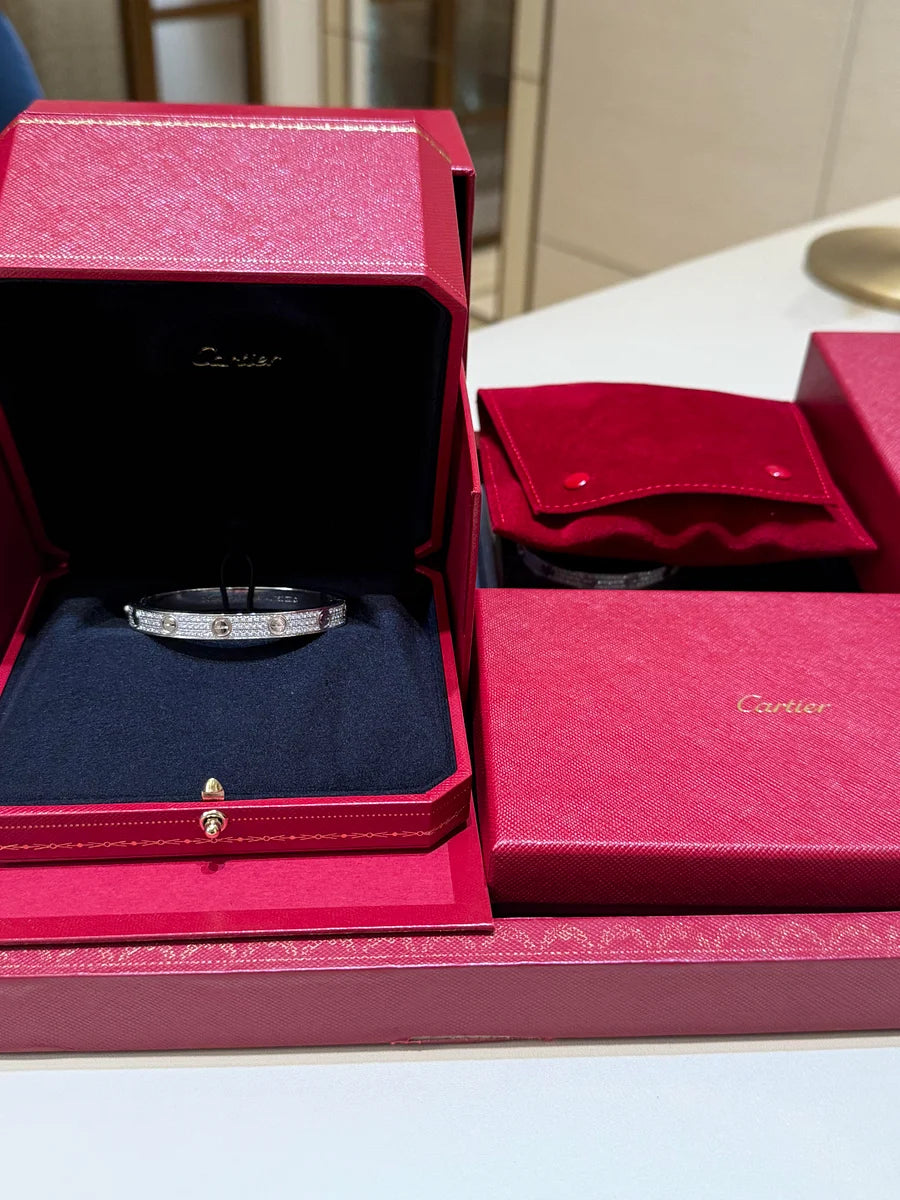 Ensemble deux pièces de la collection LOVE : un bracelet pavé classique et une bague pavée.