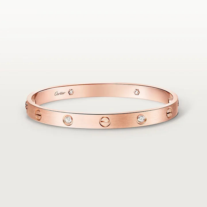 Ensemble deux pièces de la collection LOVE : un bracelet serti de 4 diamants et une bague sertie de 8 diamants.