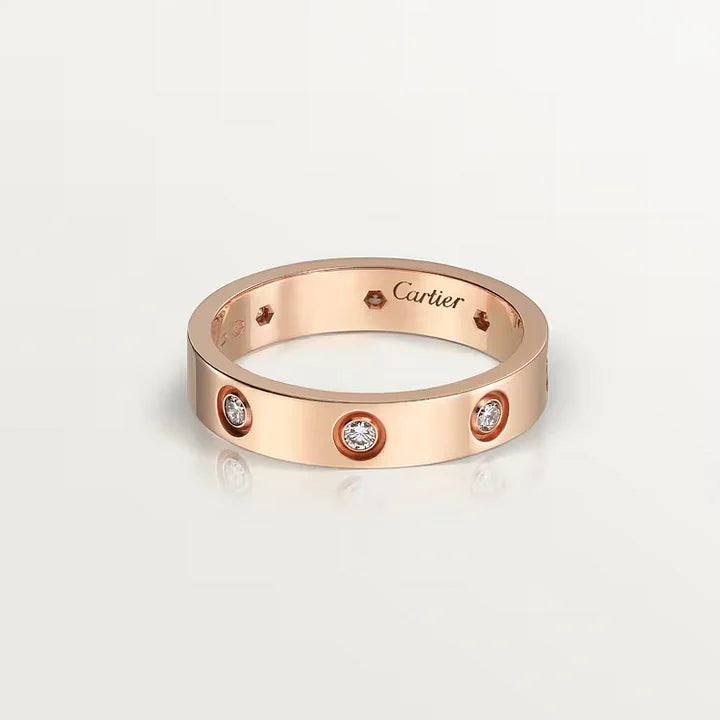 Ensemble deux pièces de la collection LOVE : un bracelet serti de 4 diamants et une bague sertie de 8 diamants.