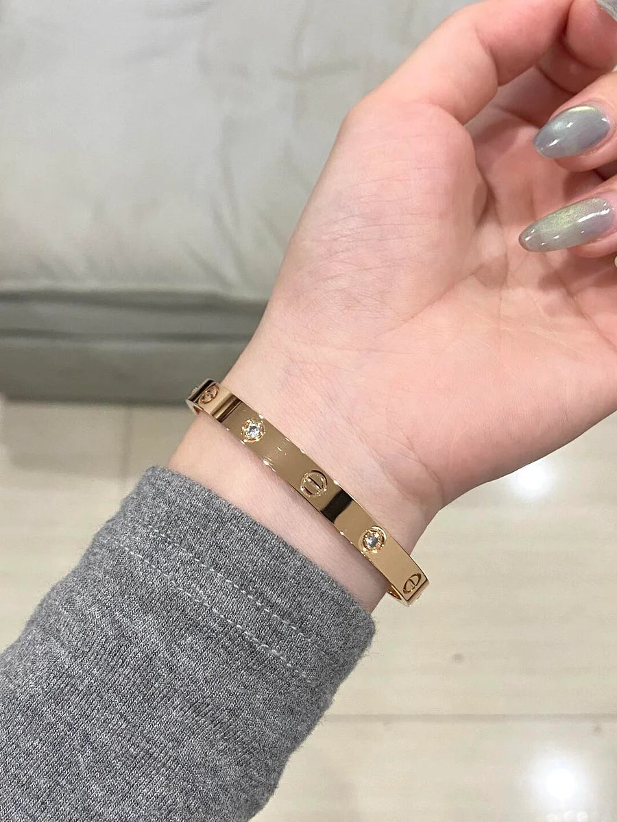 Ensemble deux pièces de la collection LOVE – un bracelet serti de 4 diamants et une bague sertie de 8 diamants