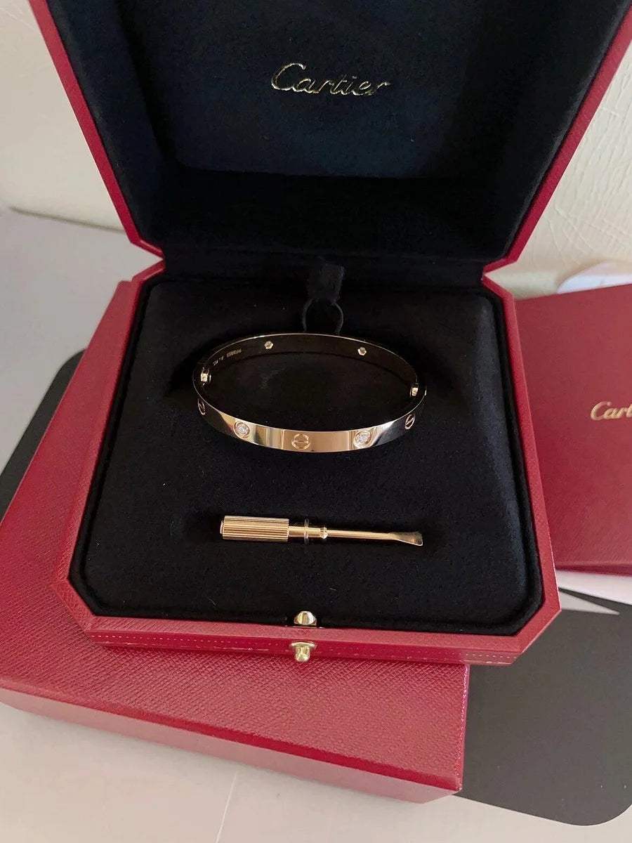 Ensemble deux pièces de la collection LOVE : un bracelet serti de 4 diamants et une bague sertie de 8 diamants.