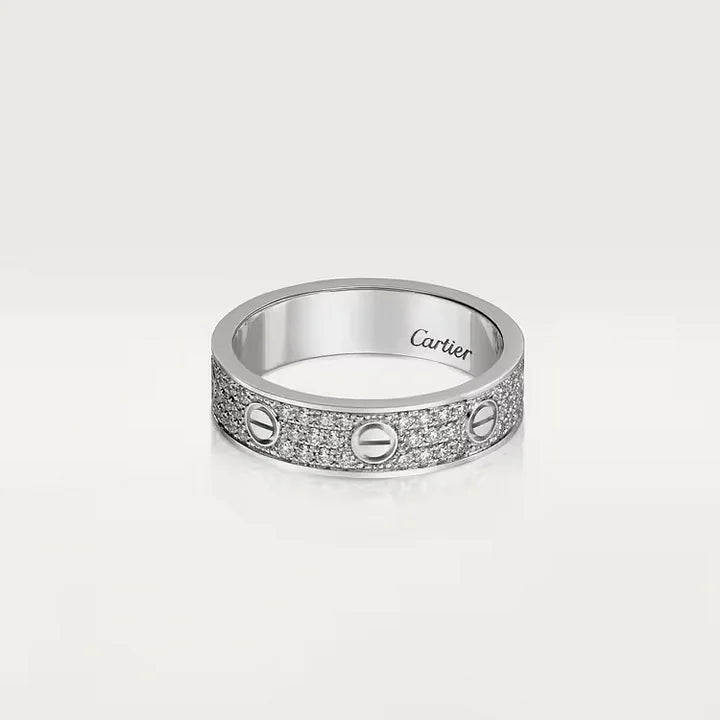 Ensemble deux pièces de la collection LOVE : un bracelet pavé classique et une bague pavée.