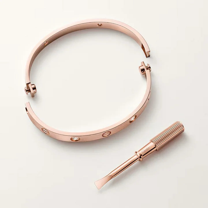 Ensemble deux pièces de la collection LOVE : un bracelet serti de 4 diamants et une bague sertie de 8 diamants.