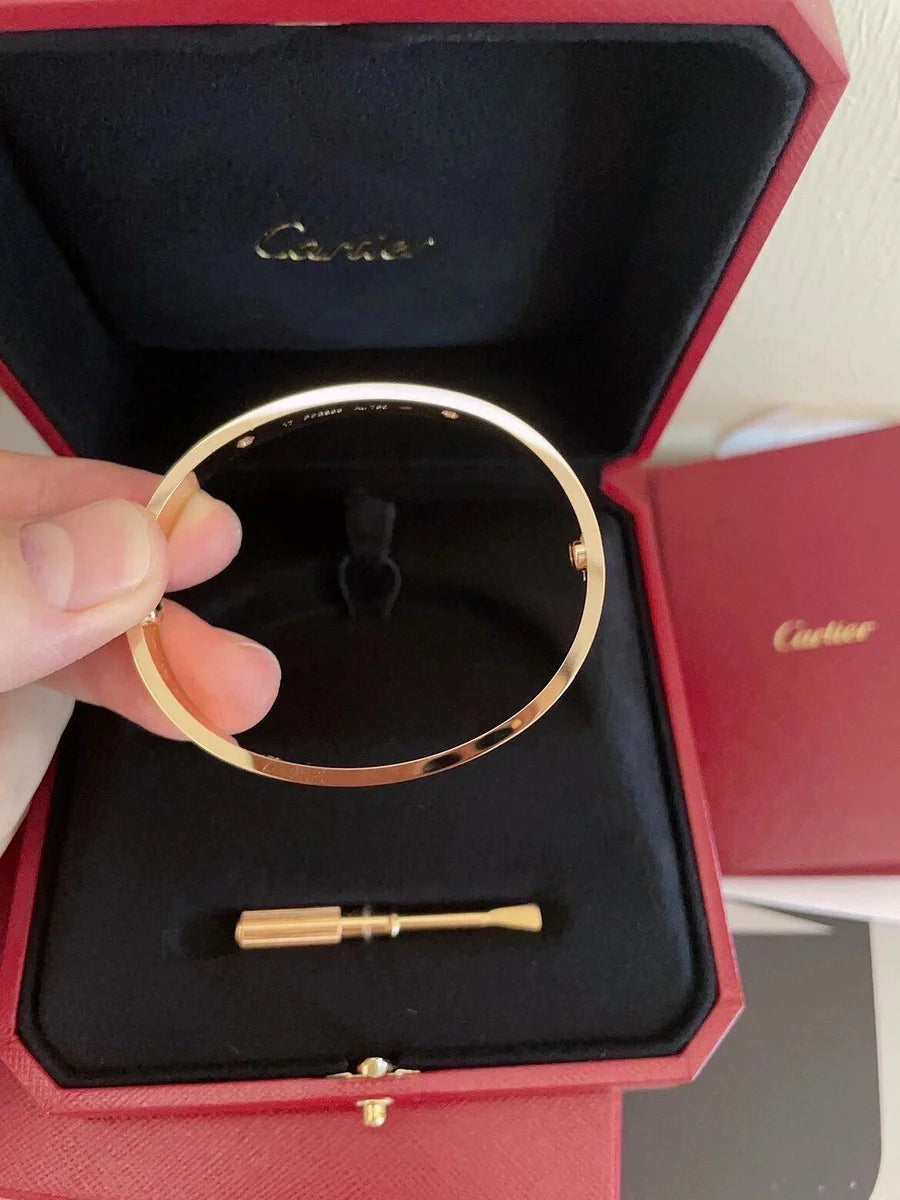 Ensemble deux pièces de la collection LOVE : un bracelet serti de 4 diamants et une bague sertie de 8 diamants.