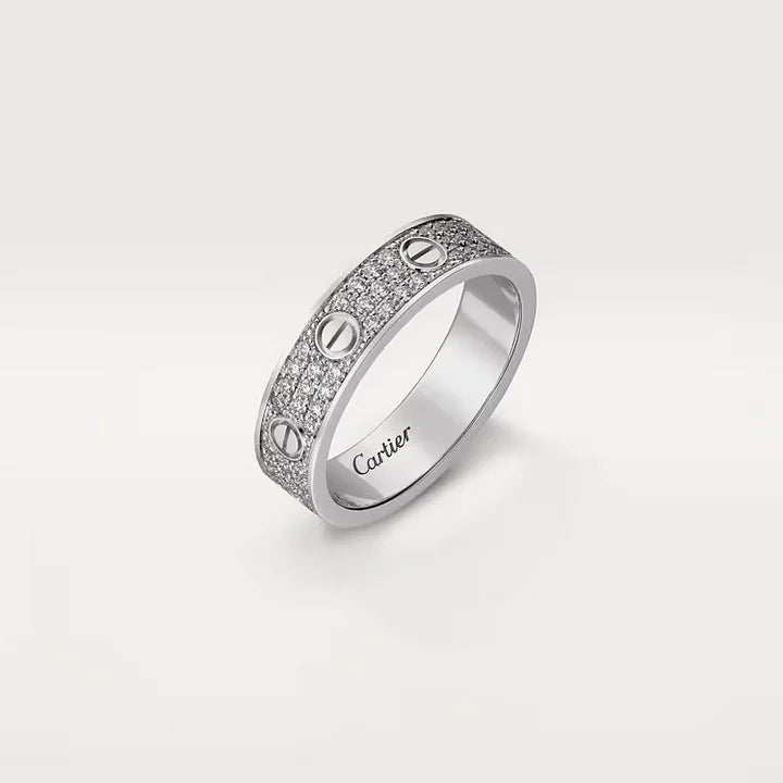 Ensemble deux pièces de la collection LOVE : un bracelet pavé classique et une bague pavée.