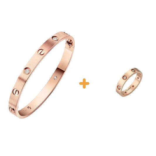 Ensemble deux pièces de la collection LOVE : un bracelet serti de 4 diamants et une bague sertie de 8 diamants.