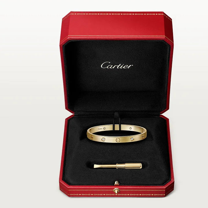 Ensemble deux pièces de la collection LOVE – un bracelet serti de 4 diamants et une bague sertie de 8 diamants