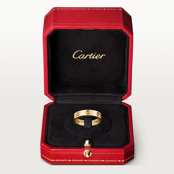 Ensemble deux pièces de la collection LOVE – un bracelet serti de 4 diamants et une bague sertie de 8 diamants