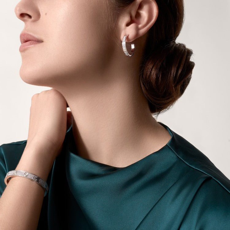 Ensemble deux pièces de la collection LOVE : un bracelet pavé classique et une bague pavée.