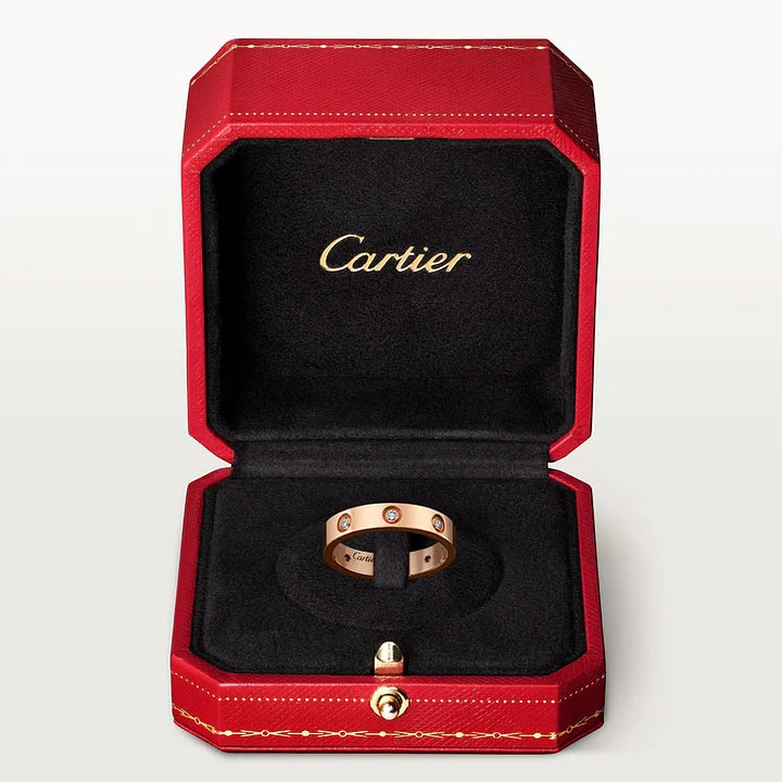 Ensemble deux pièces de la collection LOVE : un bracelet serti de 4 diamants et une bague sertie de 8 diamants.