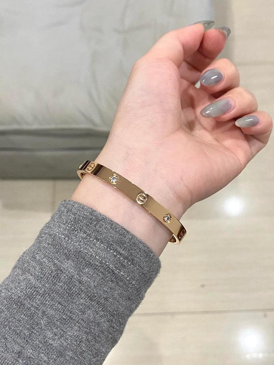 Ensemble deux pièces de la collection LOVE – un bracelet serti de 4 diamants et une bague sertie de 8 diamants