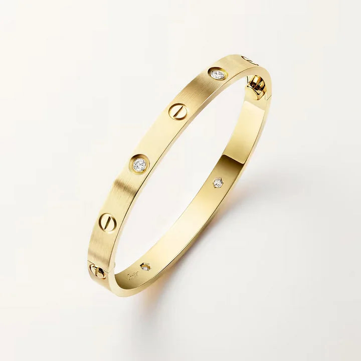Ensemble deux pièces de la collection LOVE – un bracelet serti de 4 diamants et une bague sertie de 8 diamants